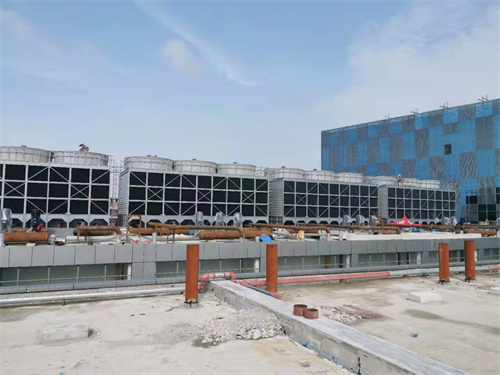 為何冷卻塔的安裝位置要考慮水系統的承壓要求？(冷卻